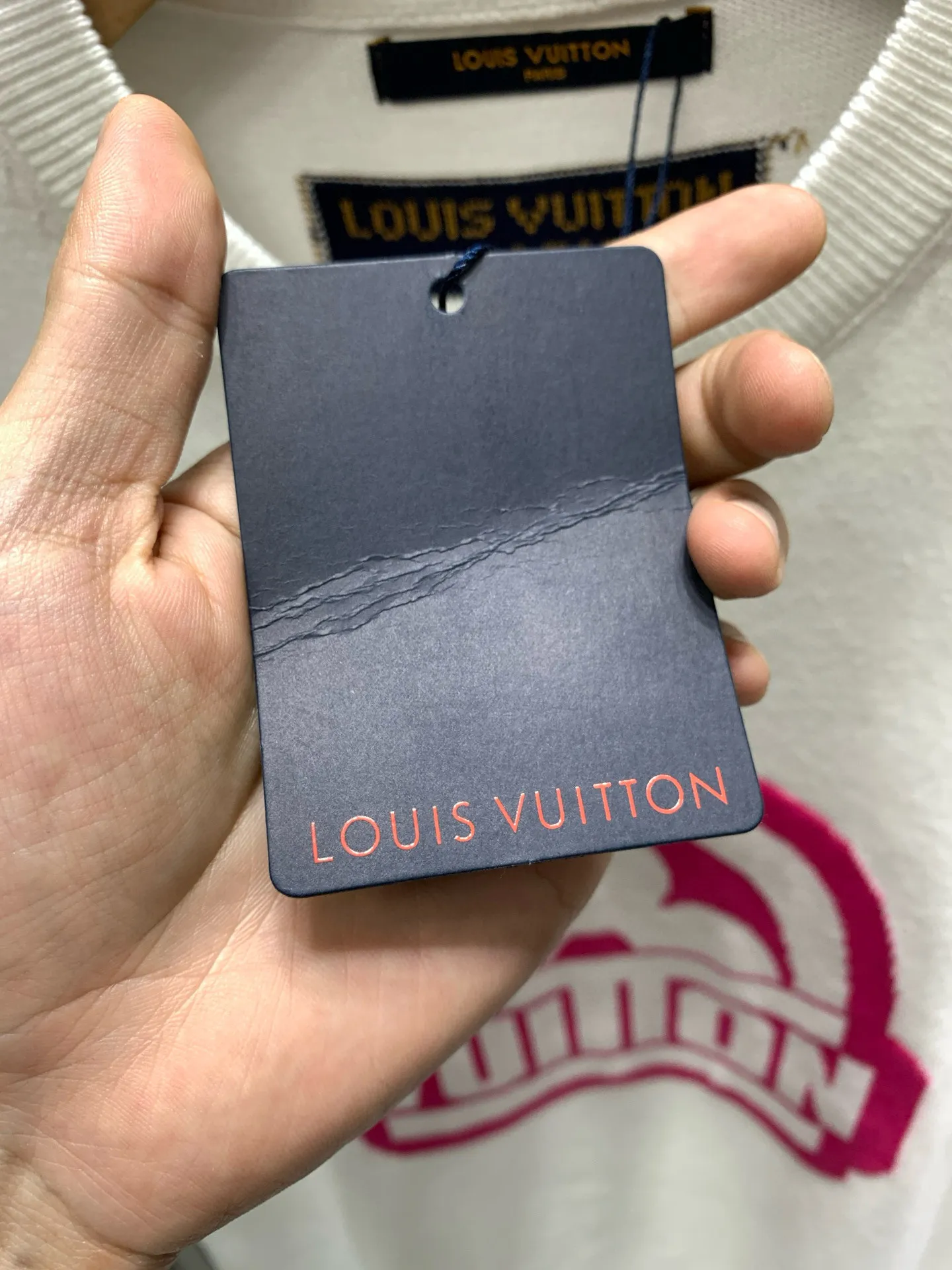 🅿️290 🀄️ louis vuitton* Louis Vuitton lv cherry blossom pink four-leaf clover printed short-sleeved T-shirt New intarsia short-sleeved round neck knitted T-shirt This cotton T-shirt uses jacquard technology on the front. The LU logo letters and monogram floral pattern are depicted on the chest. The back panel is simple and generous. The upper body is fresh and elegant. It is exclusively customized from the original board. 260g 32-count double yarn pure cotton fabric. The texture is very soft and comfortable. 100% different top fabrics in the market (does not shrink or deform) with 320g 1x1 thread (fabric threads are dyed in the same vat, no color difference, not easy to deform) original customization, collar label, wash mark, hang tag, packaging (perfect details) os dropped shoulder loose version, spring and summer latest brick cabinet synchronization, same style for men and women